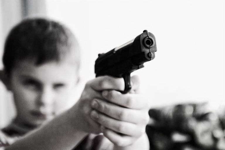 deti a zbrane, zbraň v dome armytraining blog